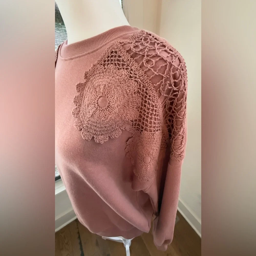 NWT. C&C California. Daisy Appliqué Sweatshirt. Dusty Rose. Size Medium. - Picture 5 of 8